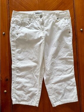 ☀️Ann Taylor short capris long shorts size 6P white clean pre loved summer☀️